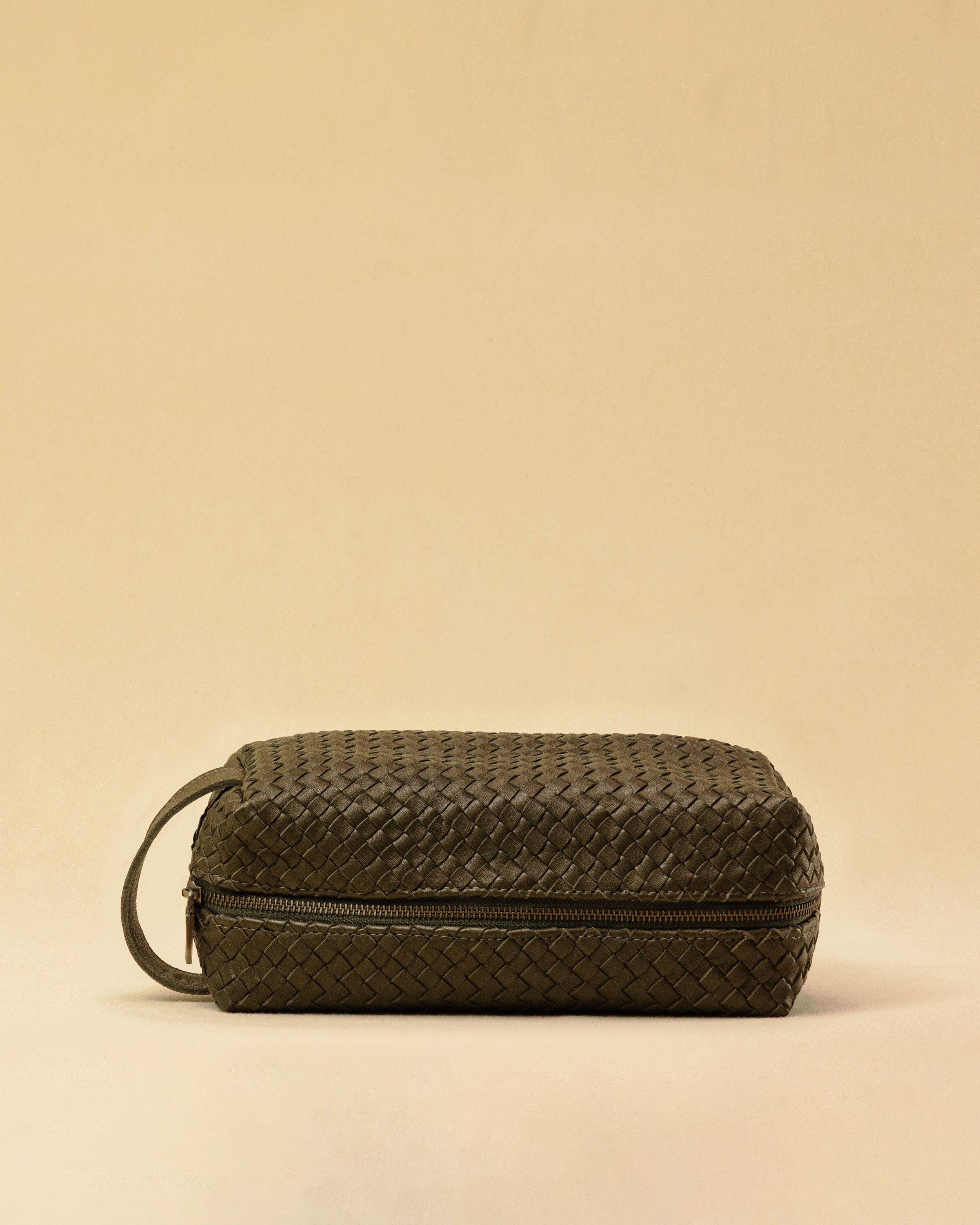 The elegant Braided Travel Pouch VOYAGER by LABEL17 is handcrafted from fine, braided nappa leather and stands out with its soft feel and refined craftsmanship. A zipper keeps everything securely closed, while the interior is lined with water-resistant fabric and features practical side compartments – for stylish organization on the go. Handmade in Morocco.