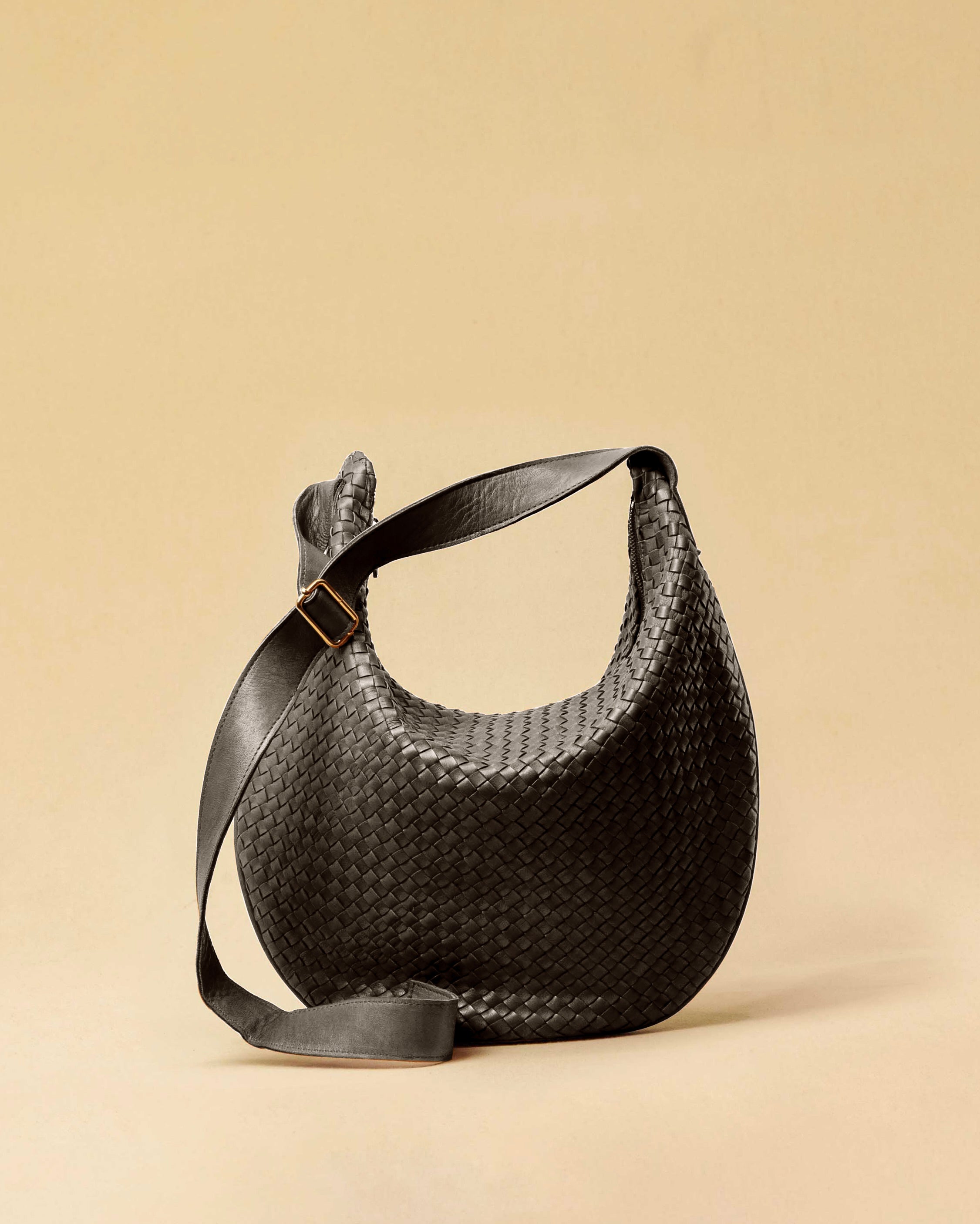 The Saddle Bag LUNA by LABEL17 is hand-braided from the finest vegetable-tanned nappa leather. Its softly curved saddle shape is elegantly defined by a delicate piped seam, allowing it to rest comfortably against the body. It features a zip closure, a leather-lined interior, and a secure inner pocket. The adjustable strap allows for shoulder or crossbody wear – a versatile companion for every day. Handmade in Morocco.