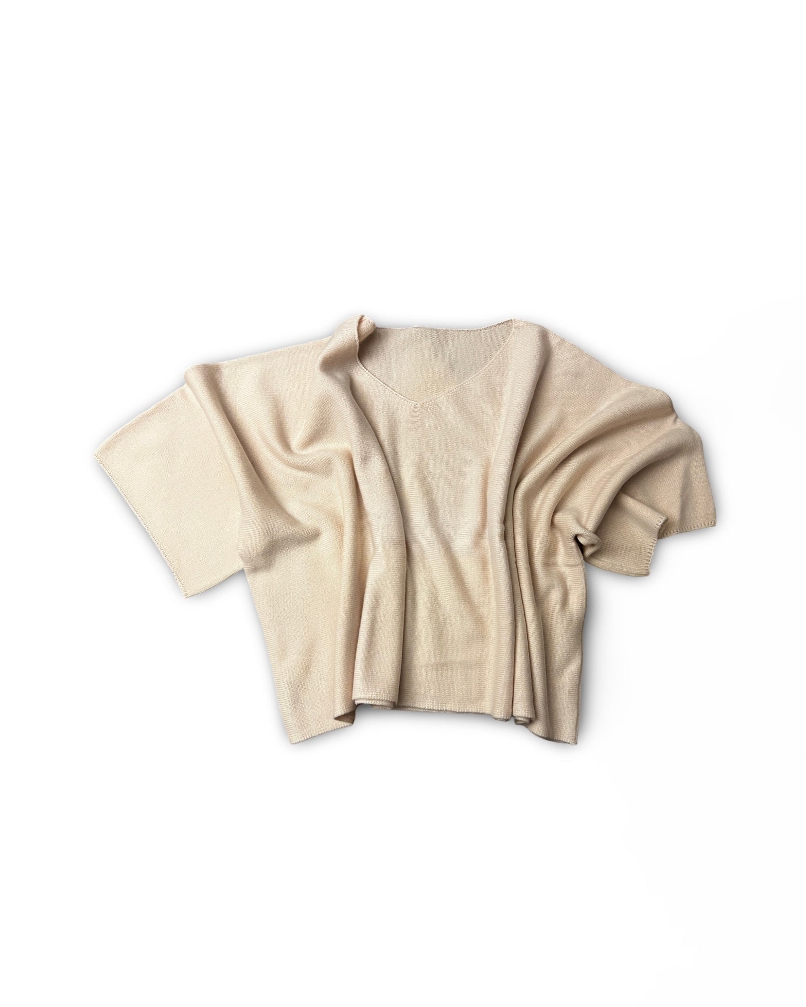 Zeitloser V-Kragen-Pullover SOLA aus reinem Sommmer-Kaschmir vor weissem Hintergrund. Einheitliche Passform für sämtliche Grössen von 34 - 42 dank kastenförmigen Linie. Hergestellt in Nepal für LABEL17