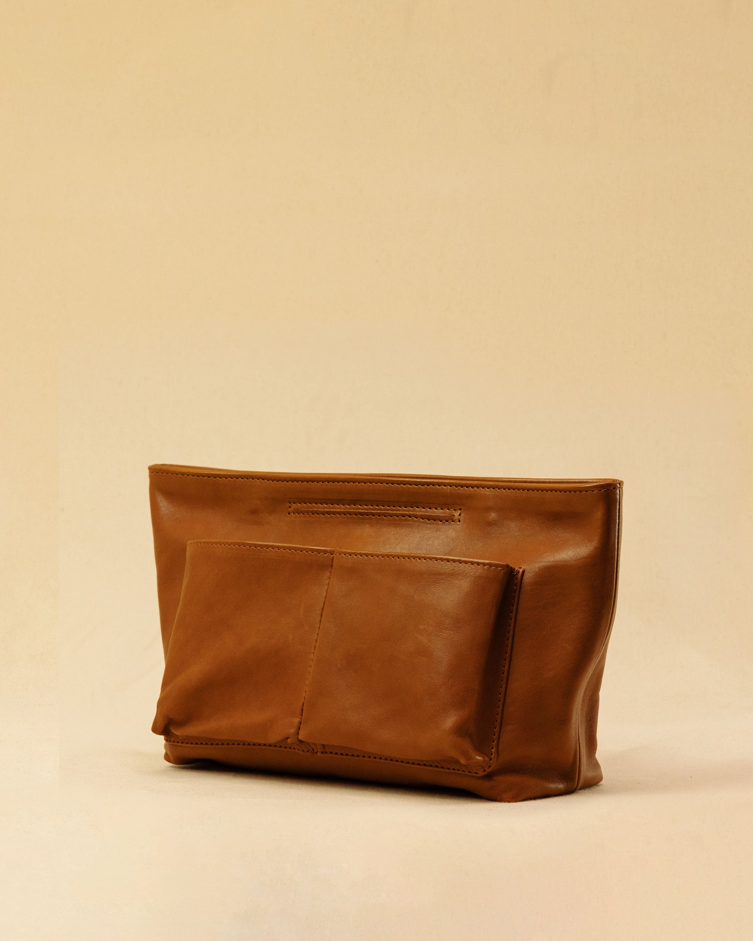 The Bag Organizer PENNY by LABEL17 is crafted from supple nappa leather and brings effortless style and order to large handbags. With integrated outer and inner compartments and a magnetic closure, it fits perfectly into our Shoulder Bag ORIGINAL.