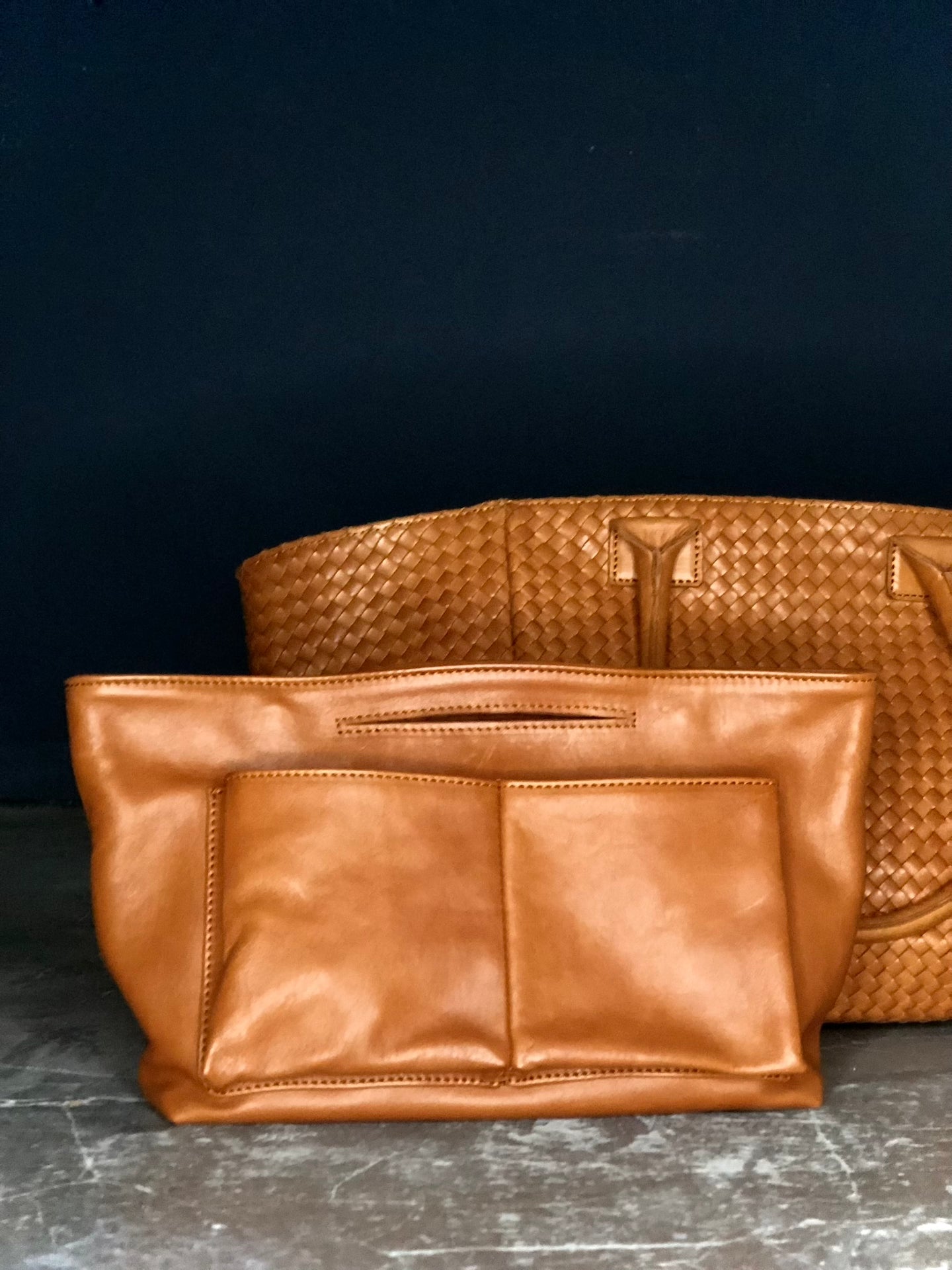 The Bag Organizer PENNY by LABEL17 is crafted from supple nappa leather and brings effortless style and order to large handbags. With integrated outer and inner compartments and a magnetic closure, it fits perfectly into our Shoulder Bag ORIGINAL.