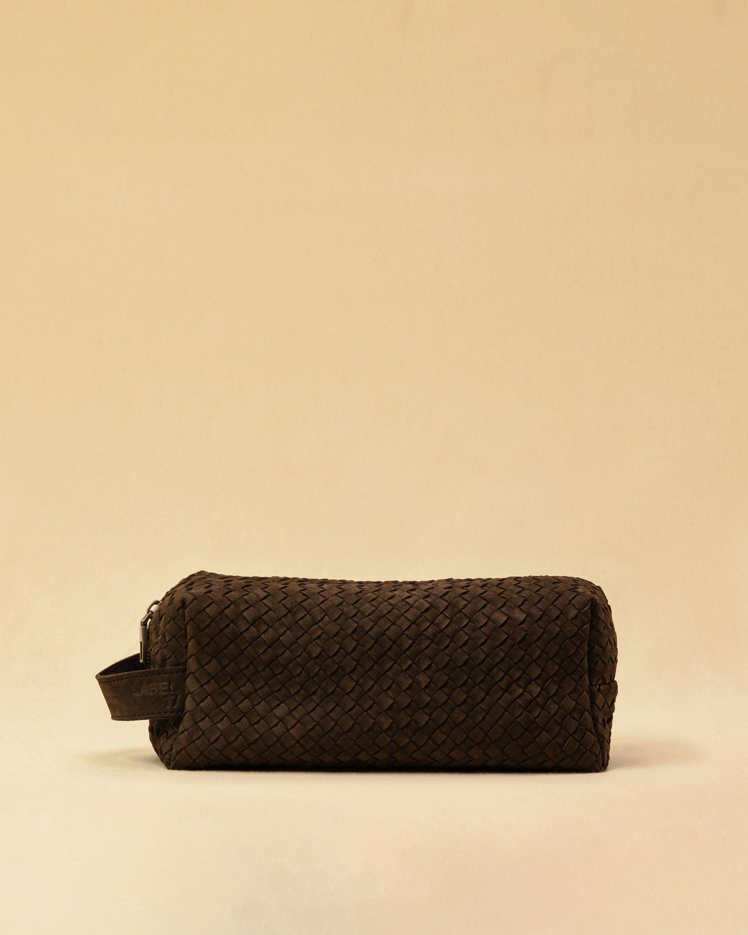 The elegant Braided Travel Pouch VOYAGER by LABEL17 is handcrafted from fine, braided nappa leather and stands out with its soft feel and refined craftsmanship. A zipper keeps everything securely closed, while the interior is lined with water-resistant fabric and features practical side compartments – for stylish organization on the go. Handmade in Morocco.