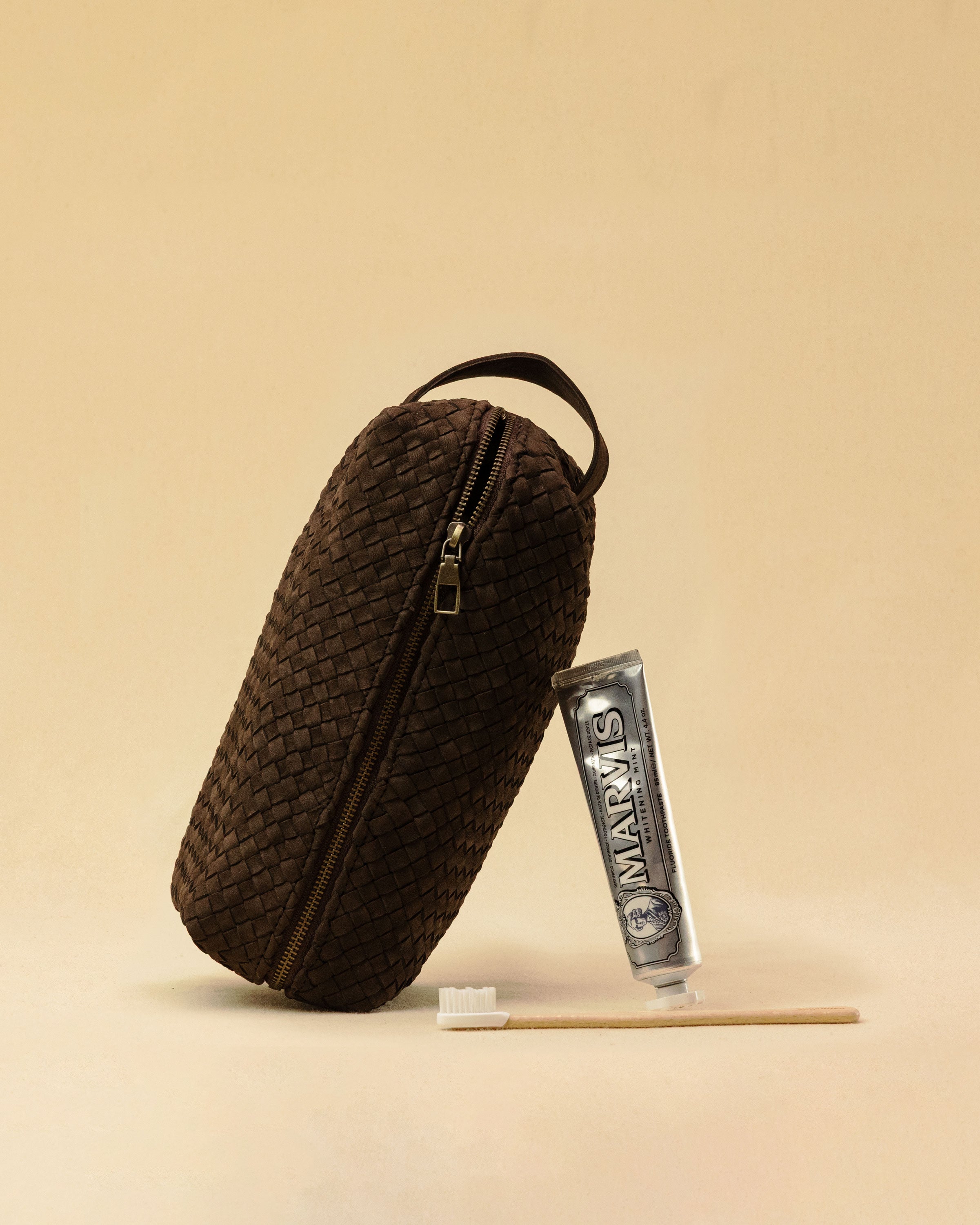 The elegant Braided Travel Pouch VOYAGER by LABEL17 is handcrafted from fine, braided nappa leather and stands out with its soft feel and refined craftsmanship. A zipper keeps everything securely closed, while the interior is lined with water-resistant fabric and features practical side compartments – for stylish organization on the go. Handmade in Morocco.