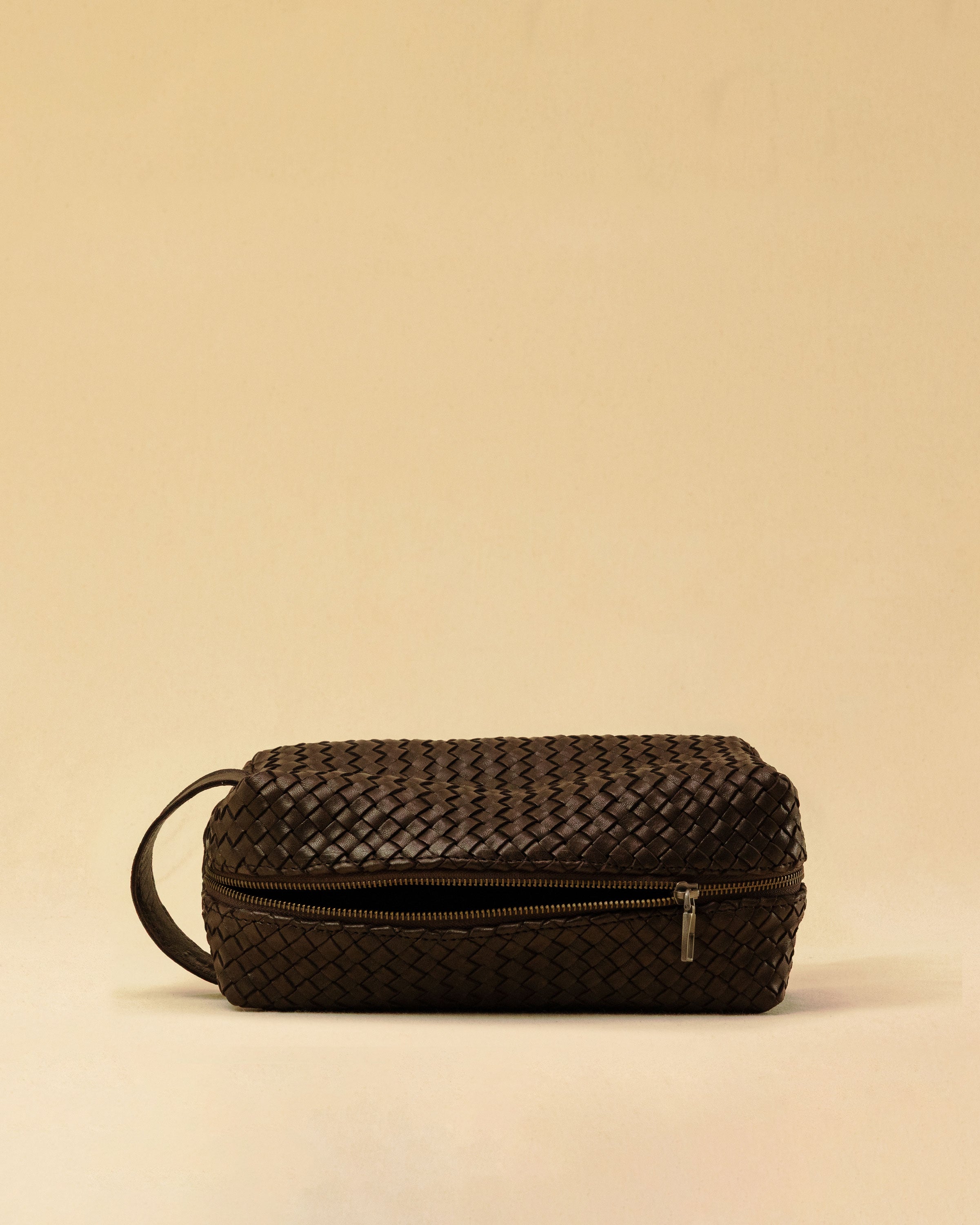 The elegant Braided Travel Pouch VOYAGER by LABEL17 is handcrafted from fine, braided nappa leather and stands out with its soft feel and refined craftsmanship. A zipper keeps everything securely closed, while the interior is lined with water-resistant fabric and features practical side compartments – for stylish organization on the go. Handmade in Morocco.