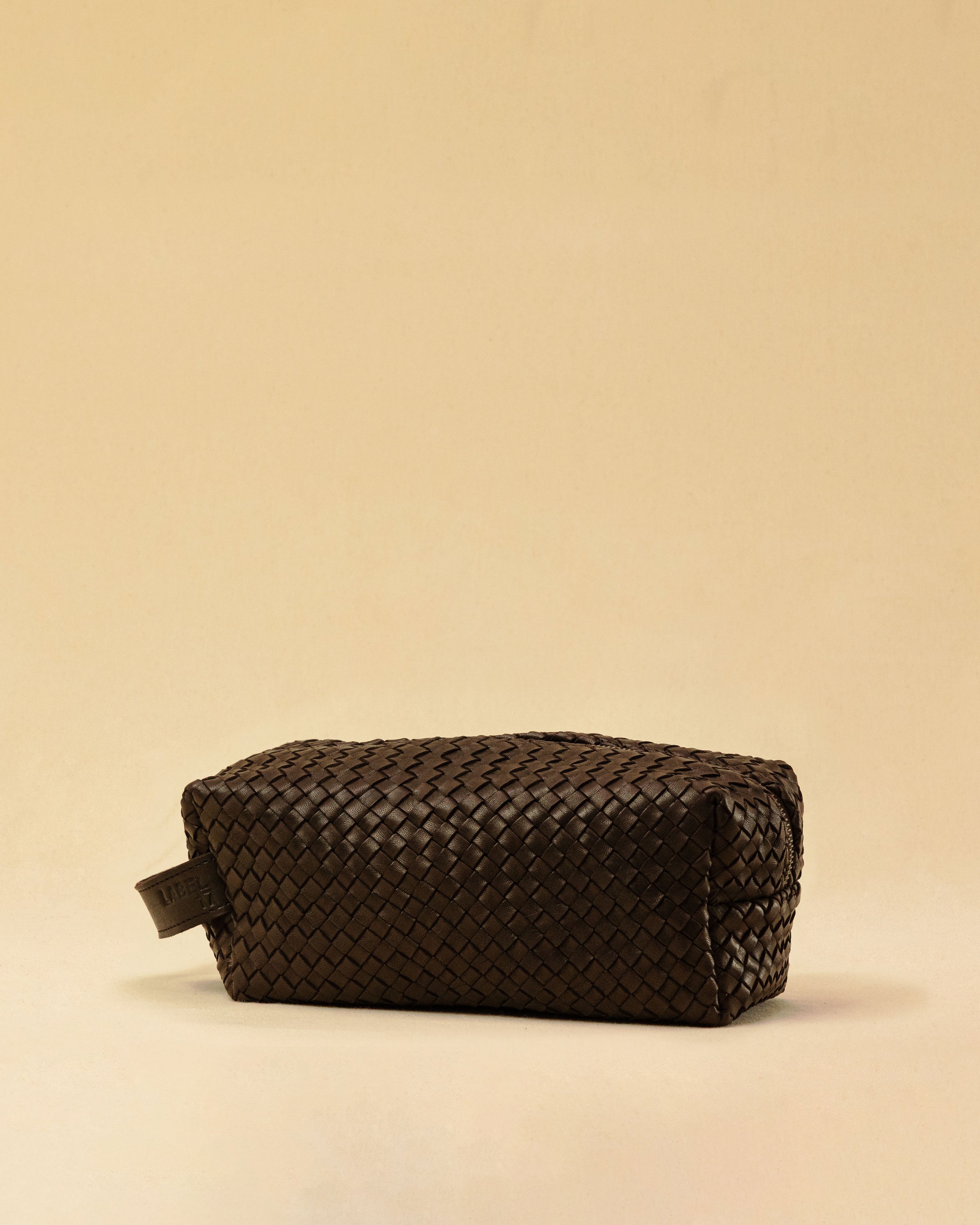 The elegant Braided Travel Pouch VOYAGER by LABEL17 is handcrafted from fine, braided nappa leather and stands out with its soft feel and refined craftsmanship. A zipper keeps everything securely closed, while the interior is lined with water-resistant fabric and features practical side compartments – for stylish organization on the go. Handmade in Morocco.