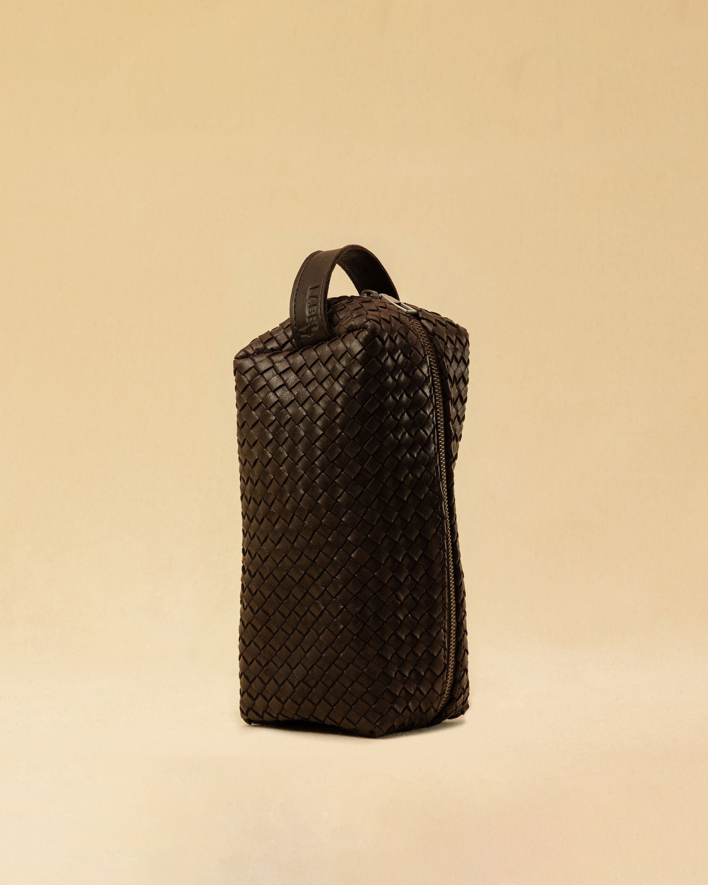 The elegant Braided Travel Pouch VOYAGER by LABEL17 is handcrafted from fine, braided nappa leather and stands out with its soft feel and refined craftsmanship. A zipper keeps everything securely closed, while the interior is lined with water-resistant fabric and features practical side compartments – for stylish organization on the go. Handmade in Morocco.