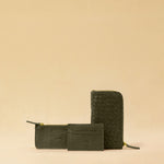 The three-piece Braided Portemonnaie TRINITY by LABEL17 is an ensemble of refined functionality and craftsmanship – made from supple, hand-braided nappa leather. It features a woven zip-around case and two removable inner pouches: one for cards, one for coins.
Handmade in Morocco.