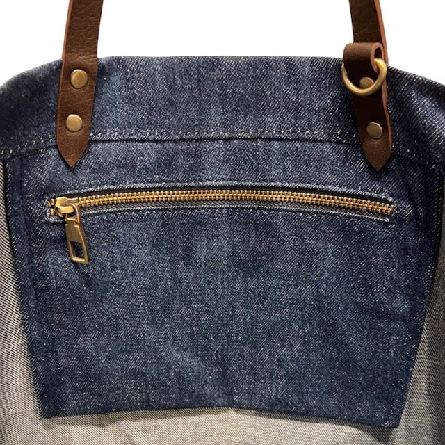 Die Innentasche der Stofftaschen von LABEL17 mit der #LOVE, AMOUR, AMORE oder BIG KISS Botschaft auf der Vorderseite erfolgt teilweise in der Schweiz