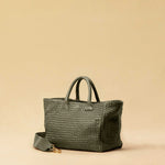 The Handbag Cabas Medium by LABEL17 is hand-braided from soft Nappa leather. With its clear shape, practical format and a design that combines function and style, it is the ideal companion for every day.