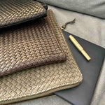 LABEL17 Laptop Case 13" - 14", von Hand Style and Security, woven into one. The Braided Laptop Case 14 by LABEL17, combines hand-braided lamb nappa leather on the front with smooth leather on the back. Lightly padded, it holds laptops from 13” to 14” securely – with room for documents.
Also available for 15” and 16” devices.
Handmade in Morocco.