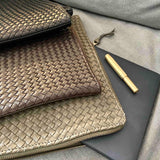 LABEL17 Laptop Case 13" - 14", von Hand Style and Security, woven into one. The Braided Laptop Case 14 by LABEL17, combines hand-braided lamb nappa leather on the front with smooth leather on the back. Lightly padded, it holds laptops from 13” to 14” securely – with room for documents.
Also available for 15” and 16” devices.
Handmade in Morocco.
