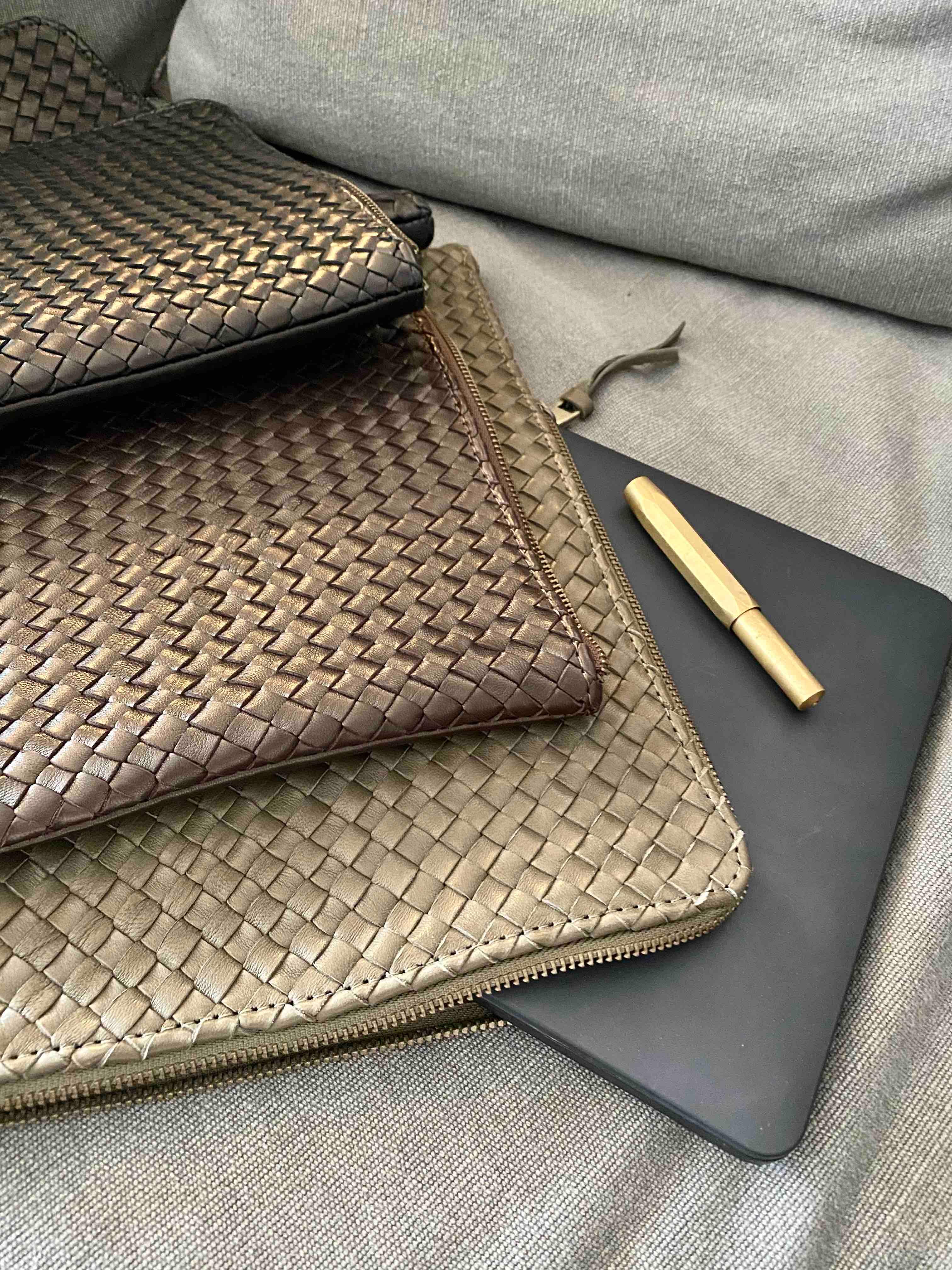 LABEL17 Laptop Case 13" - 14", von Hand Style and Security, woven into one. The Braided Laptop Case 14 by LABEL17, combines hand-braided lamb nappa leather on the front with smooth leather on the back. Lightly padded, it holds laptops from 13” to 14” securely – with room for documents.
Also available for 15” and 16” devices.
Handmade in Morocco.