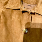 Die Leder Veste BABAH von LABEL17 ist aus weichem Velours-Leder gefertigt und bietet einen luxuriösen Tragekomfort. Dieses vielseitige Stück lässt sich als stilvolles Accessoire über einem klassischen weißen Hemd tragen und mit deiner Lieblingsjeans kombinieren, oder in Verbindung mit unserem Lederrock JACKIE für ein mutiges, elegantes Outfit. 