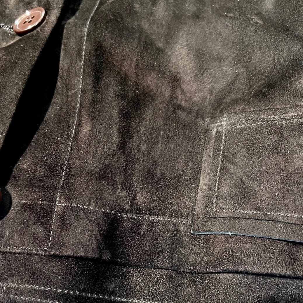 Die Leder Veste BABAH von LABEL17 ist aus weichem Velours-Leder gefertigt und bietet einen luxuriösen Tragekomfort. Dieses vielseitige Stück lässt sich als stilvolles Accessoire über einem klassischen weissen Hemd tragen und mit deiner Lieblingsjeans kombinieren, oder in Verbindung mit unserem Lederrock JACKIE für ein mutiges, elegantes Outfit.