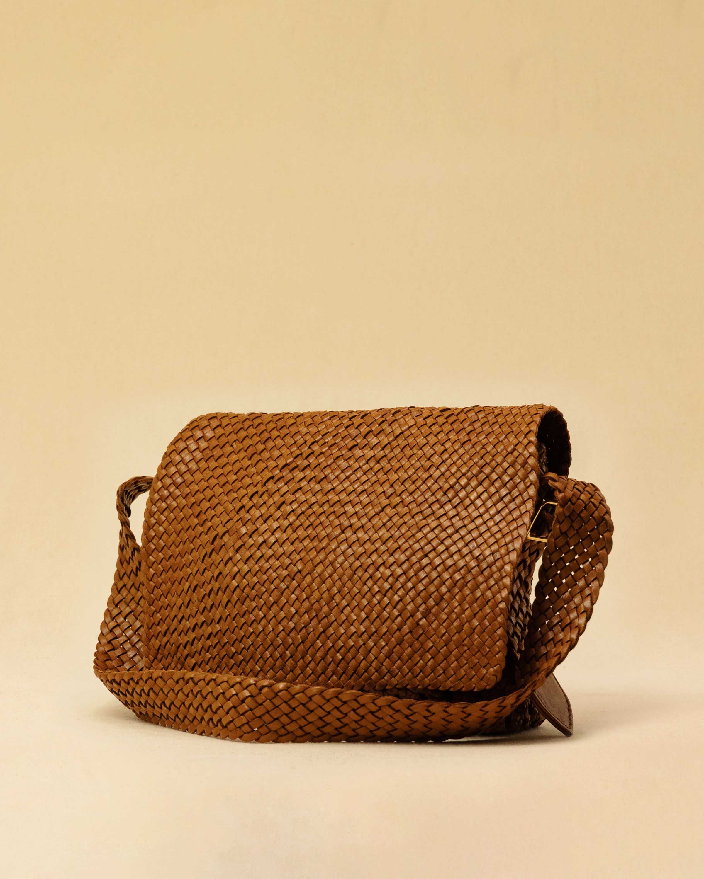 The Shoulder Bag ALIA by LABEL17 is intricately hand-braided using a combination of braiding techniques – a true masterpiece of craftsmanship. It features a zip closure, a leather-lined interior, and a secure inner pocket. With an adjustable strap, it can be worn over the shoulder or crossbody – perfect from day to evening. Handmade in Morocco.