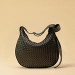 Die SHOULDER BAG SADDLE LUNA Medium von LABEL17 ist aus feinstem, pflanzlich gegerbtem Nappaleder von Hand geflochten. Die Tasche hat einen Reissverschluss und einen ledergefütterten Innenraum mit Seitenfach. Dank dem verstellbaren Schulterriemen ist sie als Schultertasche oder Crossbody zu tragen.