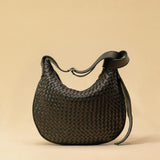 Die SHOULDER BAG SADDLE LUNA Medium von LABEL17 ist aus feinstem, pflanzlich gegerbtem Nappaleder von Hand geflochten. Die Tasche hat einen Reissverschluss und einen ledergefütterten Innenraum mit Seitenfach. Dank dem verstellbaren Schulterriemen ist sie als Schultertasche oder Crossbody zu tragen.