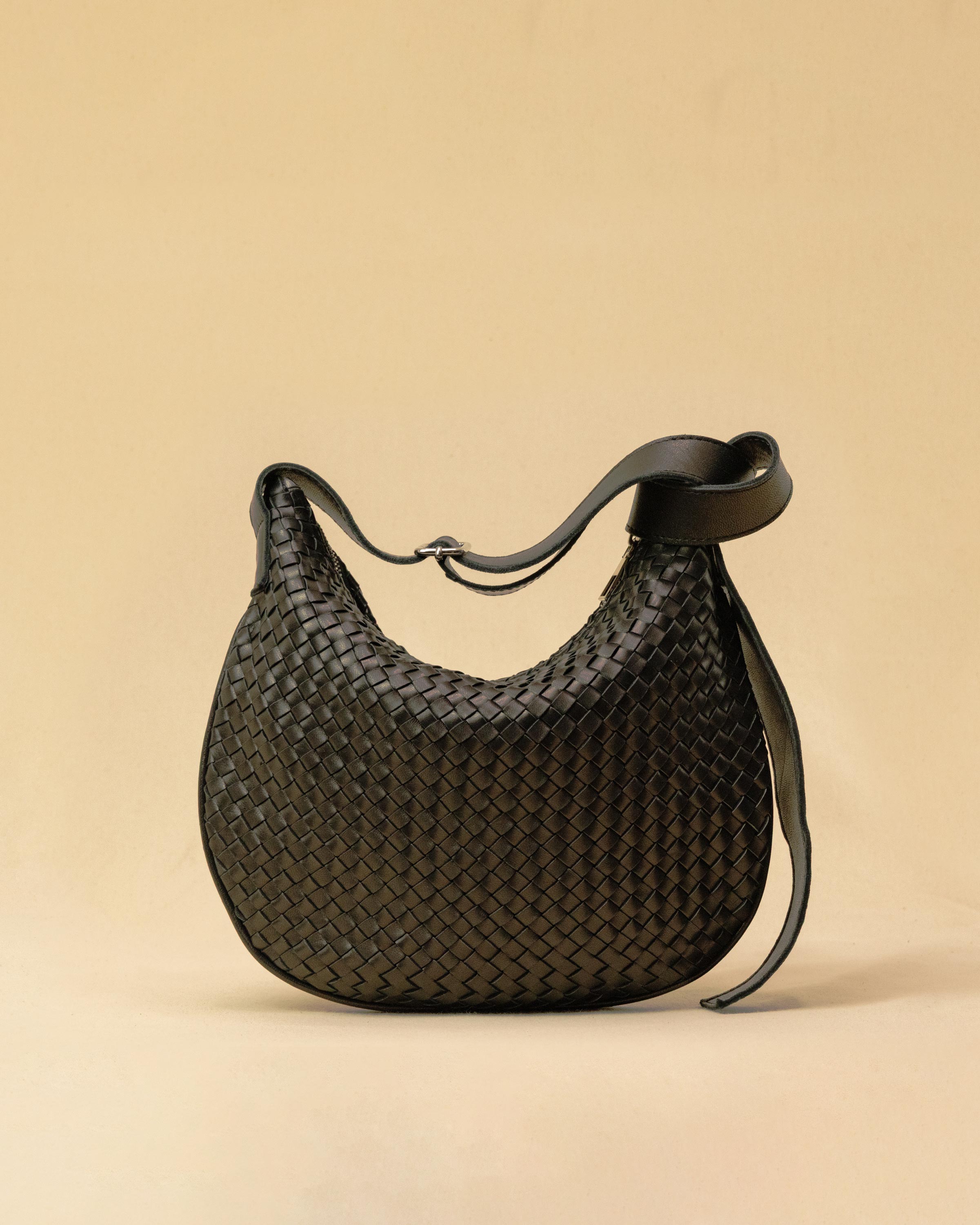 Die SHOULDER BAG SADDLE LUNA Medium von LABEL17 ist aus feinstem, pflanzlich gegerbtem Nappaleder von Hand geflochten. Die Tasche hat einen Reissverschluss und einen ledergefütterten Innenraum mit Seitenfach. Dank dem verstellbaren Schulterriemen ist sie als Schultertasche oder Crossbody zu tragen.