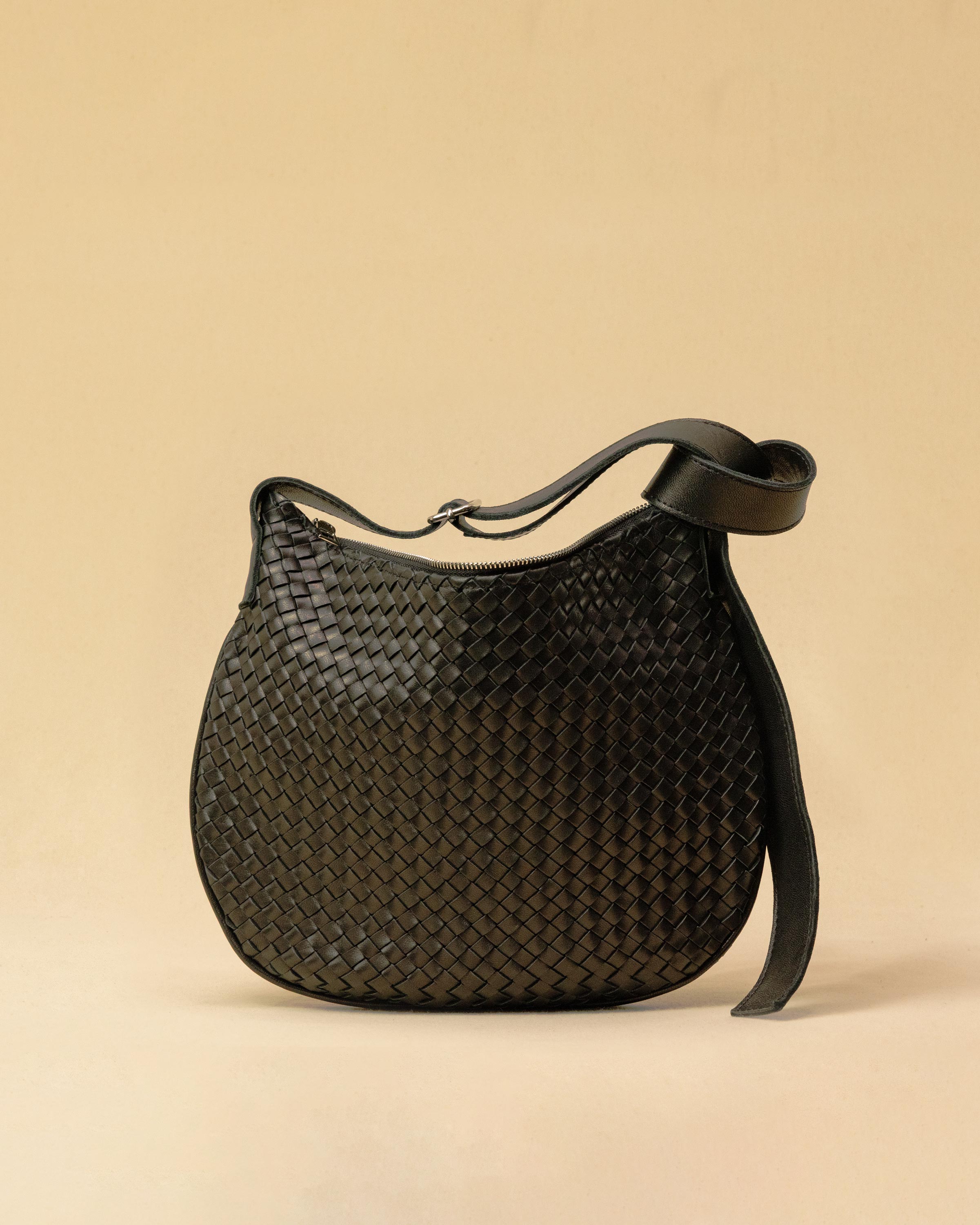 Die SHOULDER BAG SADDLE LUNA Medium von LABEL17 ist aus feinstem, pflanzlich gegerbtem Nappaleder von Hand geflochten. Die Tasche hat einen Reissverschluss und einen ledergefütterten Innenraum mit Seitenfach. Dank dem verstellbaren Schulterriemen ist sie als Schultertasche oder Crossbody zu tragen.