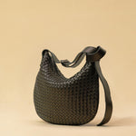 Die SHOULDER BAG SADDLE LUNA Medium von LABEL17 ist aus feinstem, pflanzlich gegerbtem Nappaleder von Hand geflochten. Die Tasche hat einen Reissverschluss und einen ledergefütterten Innenraum mit Seitenfach. Dank dem verstellbaren Schulterriemen ist sie als Schultertasche oder Crossbody zu tragen.