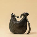 Die SHOULDER BAG SADDLE LUNA Medium von LABEL17 ist aus feinstem, pflanzlich gegerbtem Nappaleder von Hand geflochten. Die Tasche hat einen Reissverschluss und einen ledergefütterten Innenraum mit Seitenfach. Dank dem verstellbaren Schulterriemen ist sie als Schultertasche oder Crossbody zu tragen.
