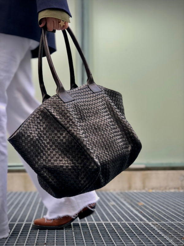 LABEL17 Shoulder Bag Tresse: Leichte Schultertasche, von Hand geflochten, geschmeidiges, pflanzlich gegerbtes Lamm-Nappaleder, Farbe schwarz