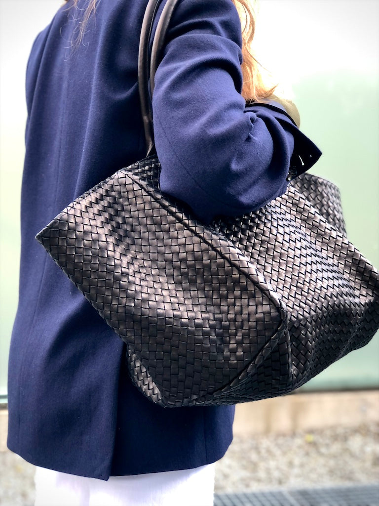 LABEL17 Shoulder Bag Tresse: Leichte Schultertasche, von Hand geflochten, geschmeidiges, pflanzlich gegerbtes Lamm-Nappaleder, Farbe schwarz