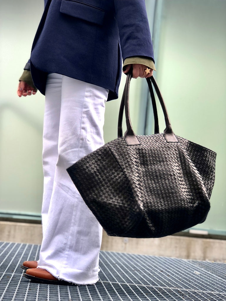 LABEL17 Shoulder Bag Tresse: Leichte Schultertasche, von Hand geflochten, geschmeidiges, pflanzlich gegerbtes Lamm-Nappaleder, Farbe schwarz