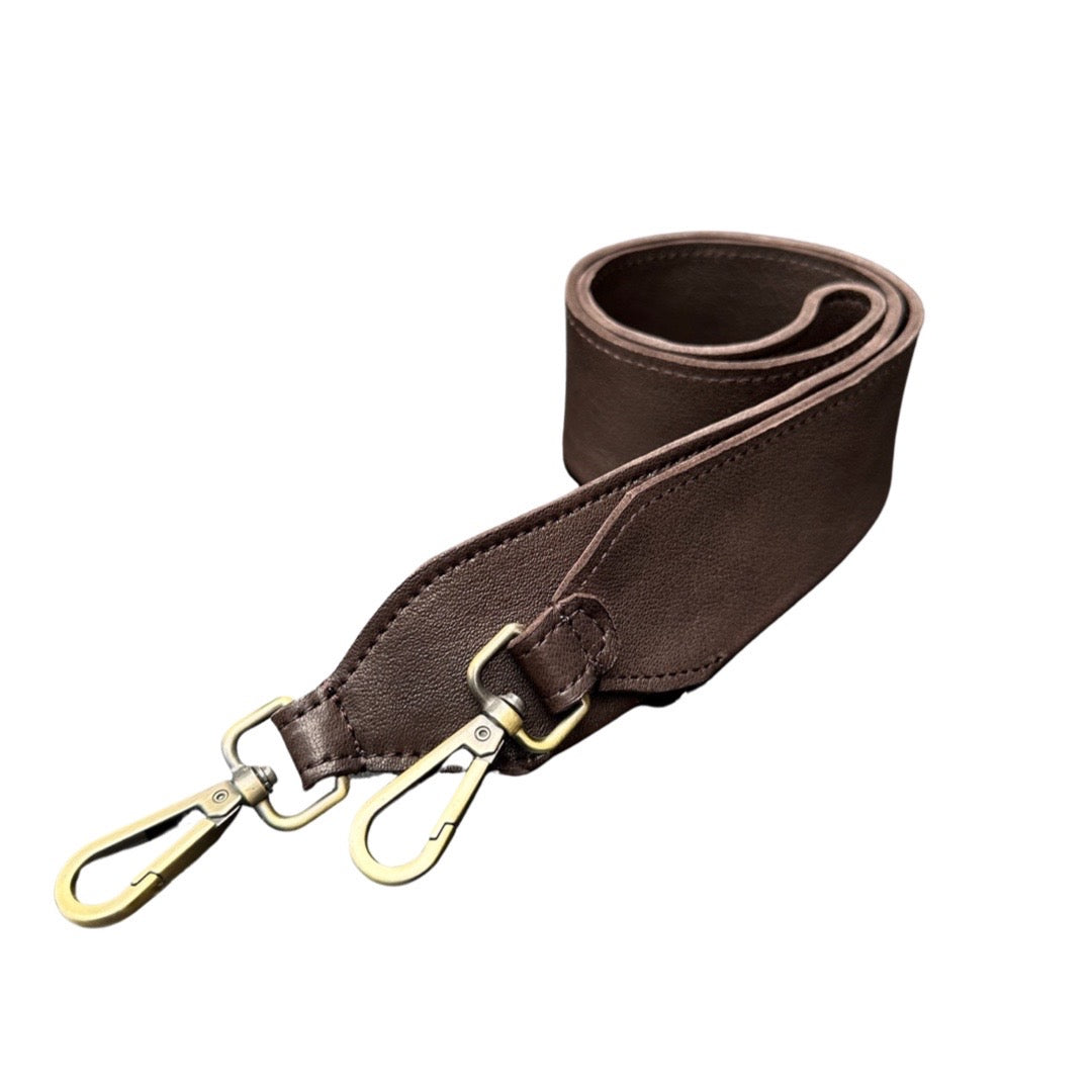Der Leder-Schulterriemen zu den bestickten Stofftaschen von LABEL17 mit braunen Lederhenkeln und #LOVE, BIG KISS, AMORE oder AMOUR Botschaft auf der Vorderseite. Hergestellt in Marokko