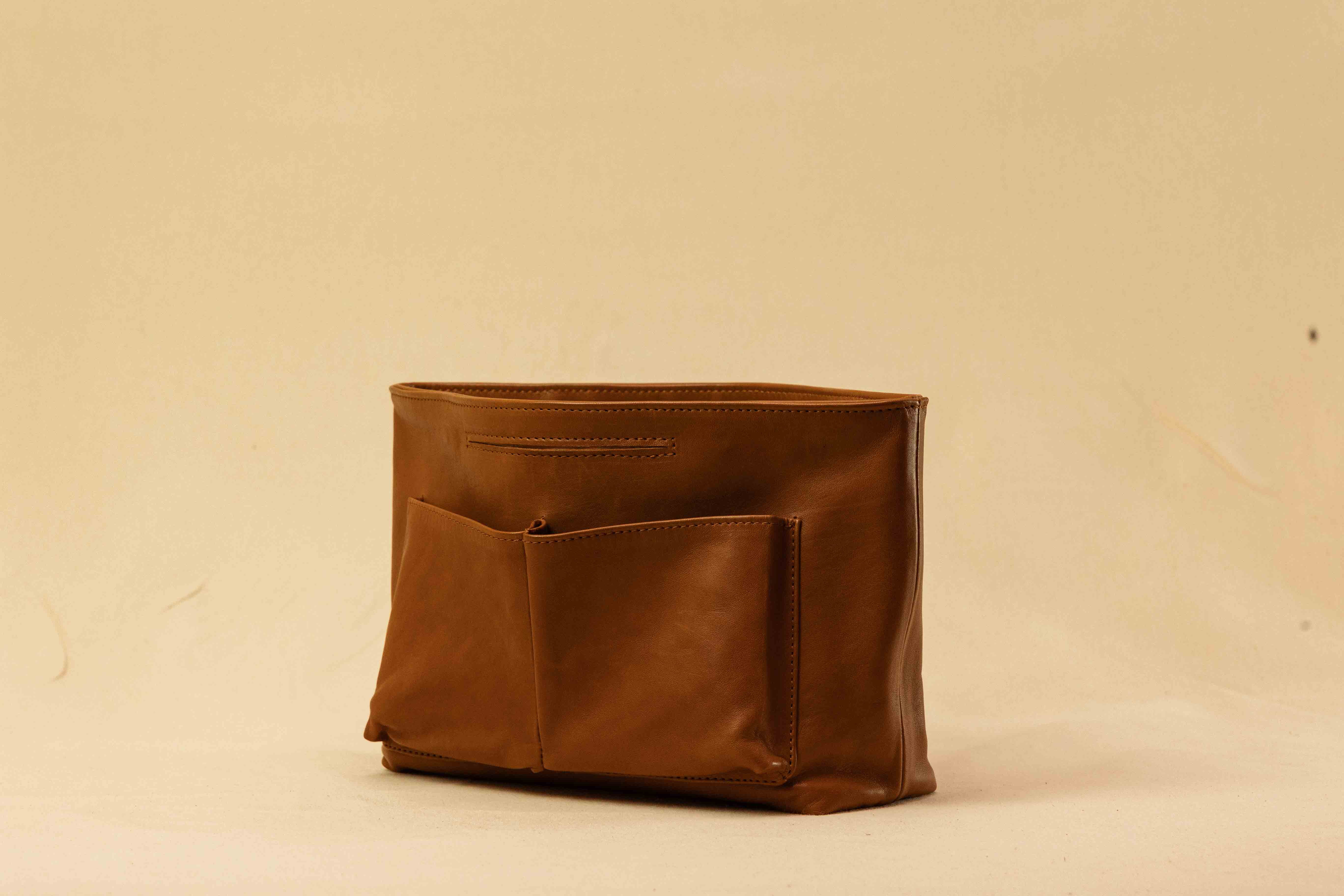 The Bag Organizer PENNY by LABEL17 is crafted from supple nappa leather and brings effortless style and order to large handbags. With integrated outer and inner compartments and a magnetic closure, it fits perfectly into our Shoulder Bag ORIGINAL.