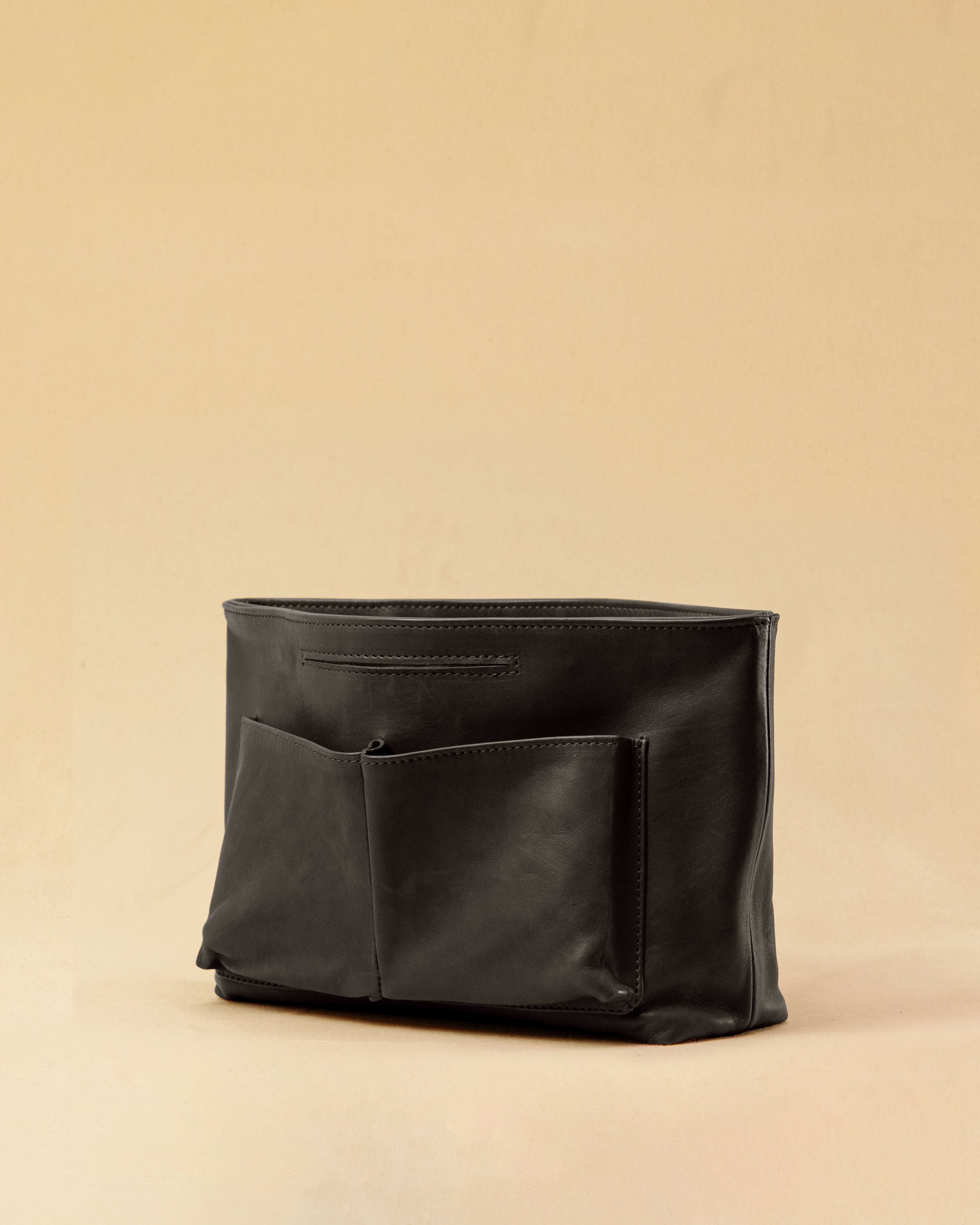 The Bag Organizer PENNY by LABEL17 is crafted from supple nappa leather and brings effortless style and order to large handbags. With integrated outer and inner compartments and a magnetic closure, it fits perfectly into our Shoulder Bag ORIGINAL.