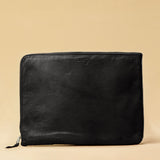 Style and Security, woven into one. The Braided Laptop Case 16 by LABEL17 combines hand-braided lamb nappa leather on the front with smooth leather on the back. Lightly padded, it holds laptops from 15” to 16” securely – with room for documents.
Also available for 13” and 14” devices.
Handmade in Morocco.