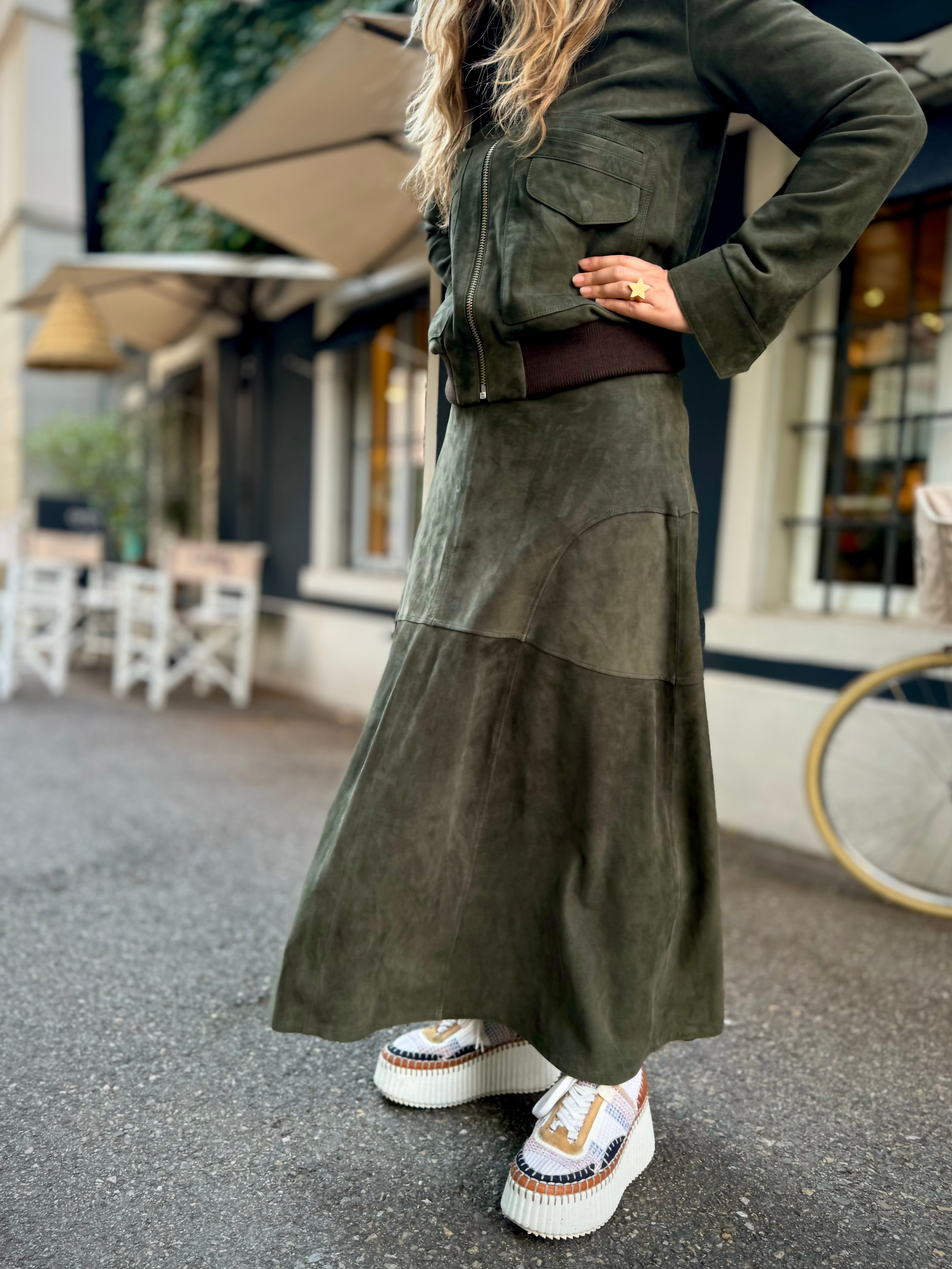 Unser LABEL17 Lederrock BELLE ist aus geschmeidigem Velours gefertigt und zaubert eine wunderschöne Silhouette. Ein Easy Leder-Rock in Glockenform, vielseitig einsetzbar, verleiht dem Outfit das gewisse Etwas. Handgefertigt in Marokko.
