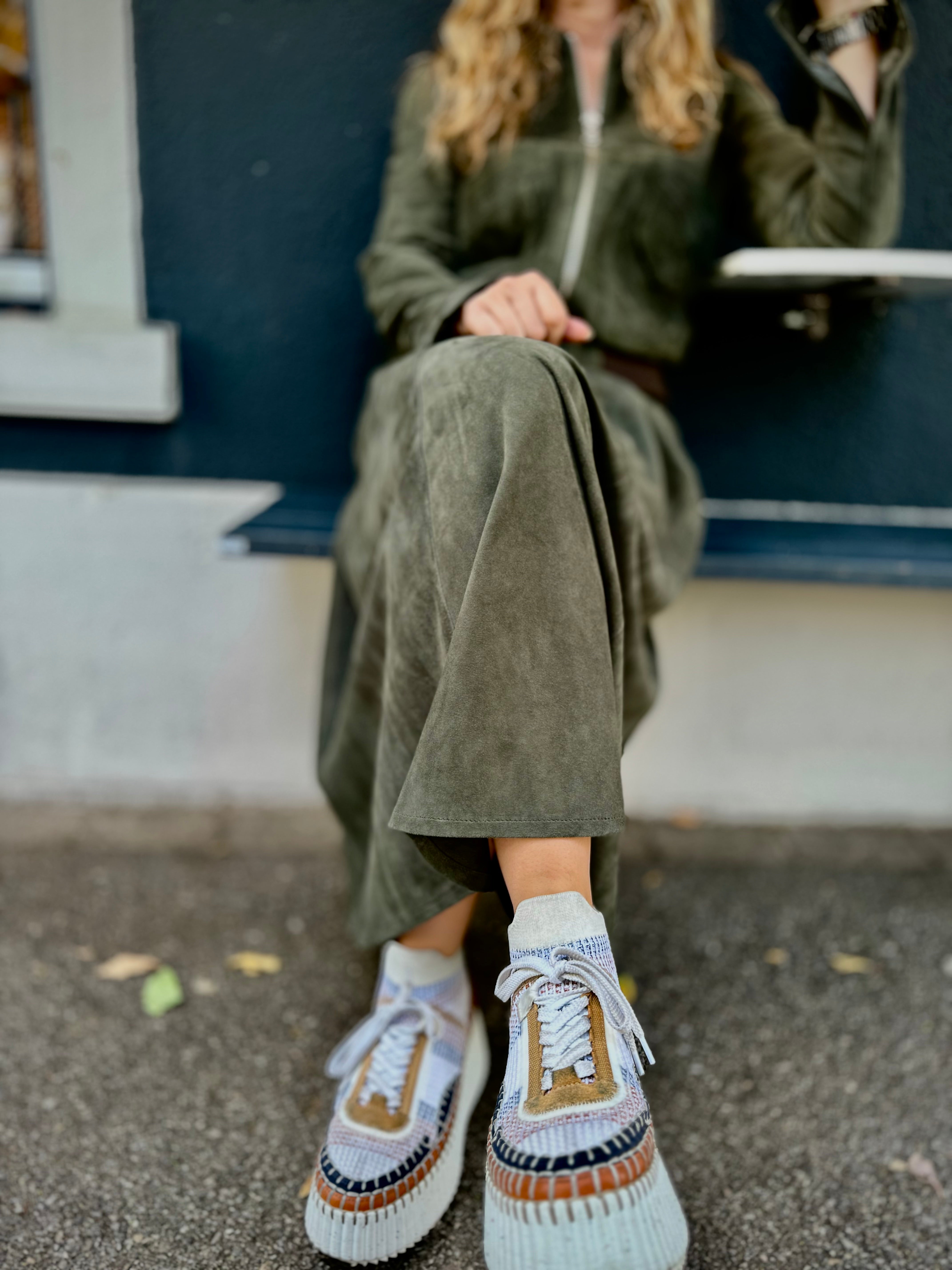 Unser LABEL17 Lederrock BELLE ist aus geschmeidigem Velours gefertigt und zaubert eine wunderschöne Silhouette. Ein Easy Leder-Rock in Glockenform, vielseitig einsetzbar, verleiht dem Outfit das gewisse Etwas. Handgefertigt in Marokko.