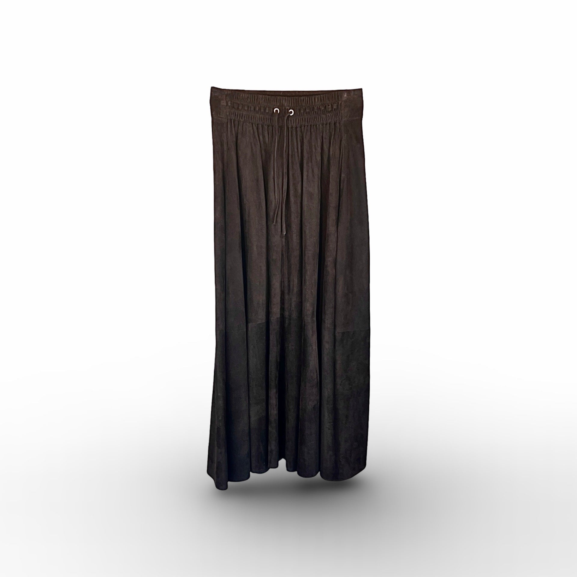 Der Lederrock JACKIE von LABEL17, gefertigt aus geschmeidigem Velours-Leder, kombiniert eine lässige Passform mit einem bequemen Elastikbund. Er zaubert eine wunderschöne Silhouette und ist vielseitig einsetzbar. Handgefertigt in Marokko.