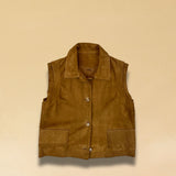 Die Leder Veste BABAH von LABEL17 ist aus weichem Velours-Leder gefertigt und bietet einen luxuriösen Tragekomfort. Dieses vielseitige Stück lässt sich als stilvolles Accessoire über einem klassischen weißen Hemd tragen und mit deiner Lieblingsjeans kombinieren, oder in Verbindung mit unserem Lederrock JACKIE für ein mutiges, elegantes Outfit. 