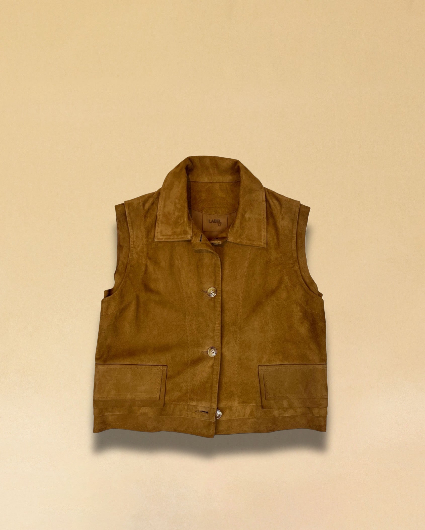 Die Leder Veste BABAH von LABEL17 ist aus weichem Velours-Leder gefertigt und bietet einen luxuriösen Tragekomfort. Dieses vielseitige Stück lässt sich als stilvolles Accessoire über einem klassischen weißen Hemd tragen und mit deiner Lieblingsjeans kombinieren, oder in Verbindung mit unserem Lederrock JACKIE für ein mutiges, elegantes Outfit.