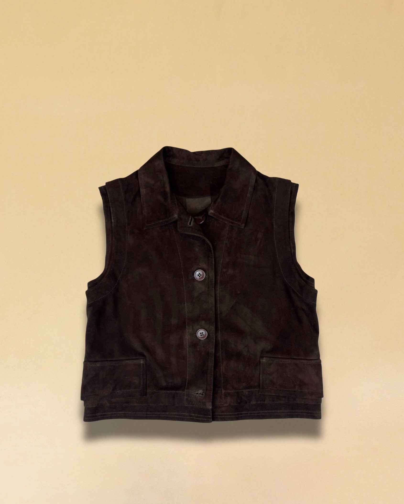 Die Leder Veste BABAH von LABEL17 ist aus weichem Velours-Leder gefertigt und bietet einen luxuriösen Tragekomfort. Dieses vielseitige Stück lässt sich als stilvolles Accessoire über einem klassischen weissen Hemd tragen und mit deiner Lieblingsjeans kombinieren, oder in Verbindung mit unserem Lederrock JACKIE für ein mutiges, elegantes Outfit.