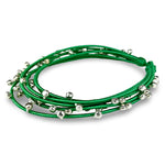 Die Halskette Africa besteht aus sechs unterschiedlich langen Halsbändern, hergestellt aus einem marokkanischen Garn namens "Sfifa". Länge: 55 cm.  An jeder Kette hängen 70 kleine Glocken.  Die Berber-Frauen tragen ihren Schmuck traditionell, um sich gestärkt zu fühlen oder als spirituellen Schutz.  Handgefertigt in Marokko.