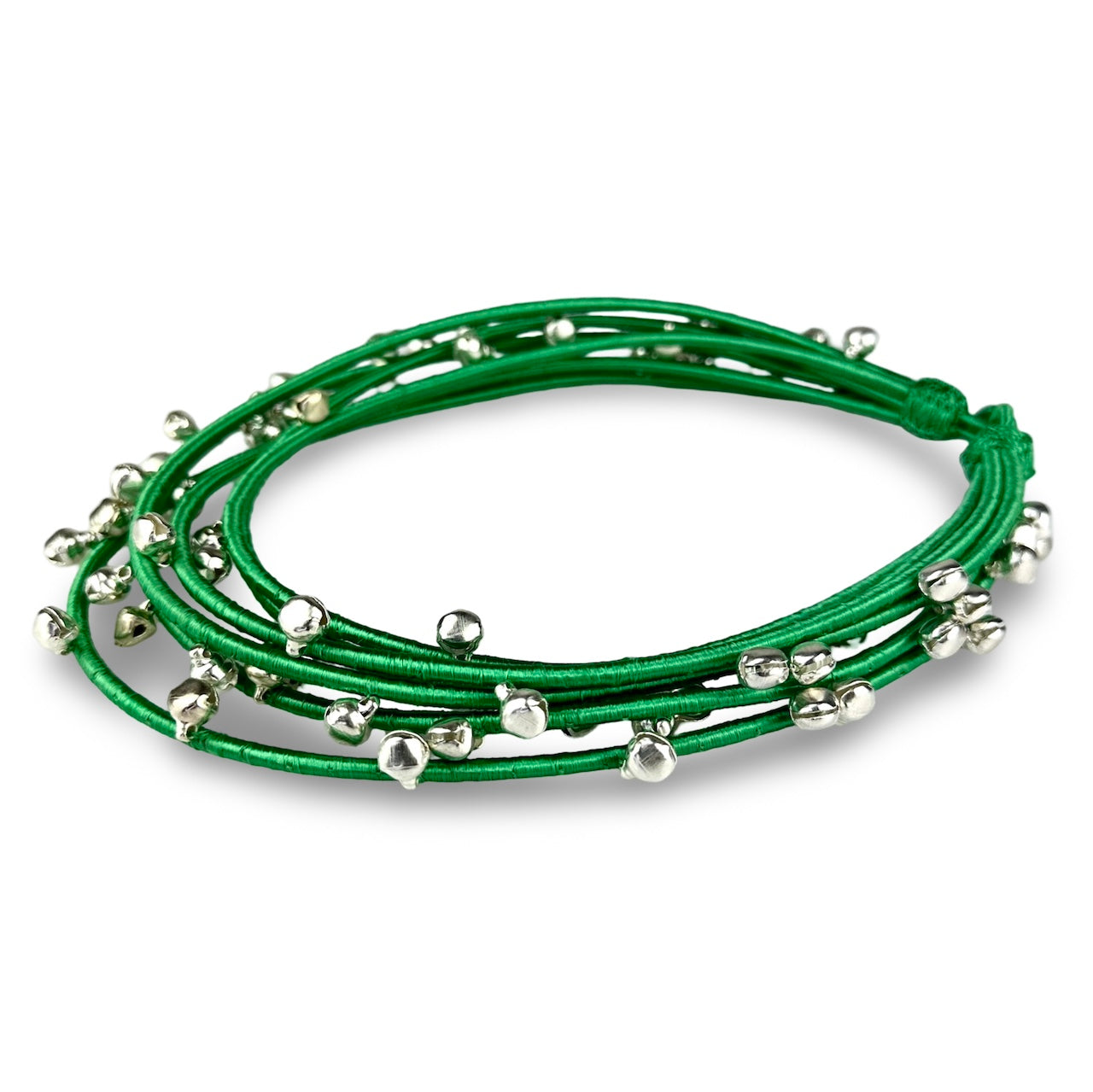 Die Halskette Africa besteht aus sechs unterschiedlich langen Halsbändern, hergestellt aus einem marokkanischen Garn namens "Sfifa". Länge: 55 cm.  An jeder Kette hängen 70 kleine Glocken.  Die Berber-Frauen tragen ihren Schmuck traditionell, um sich gestärkt zu fühlen oder als spirituellen Schutz.  Handgefertigt in Marokko.