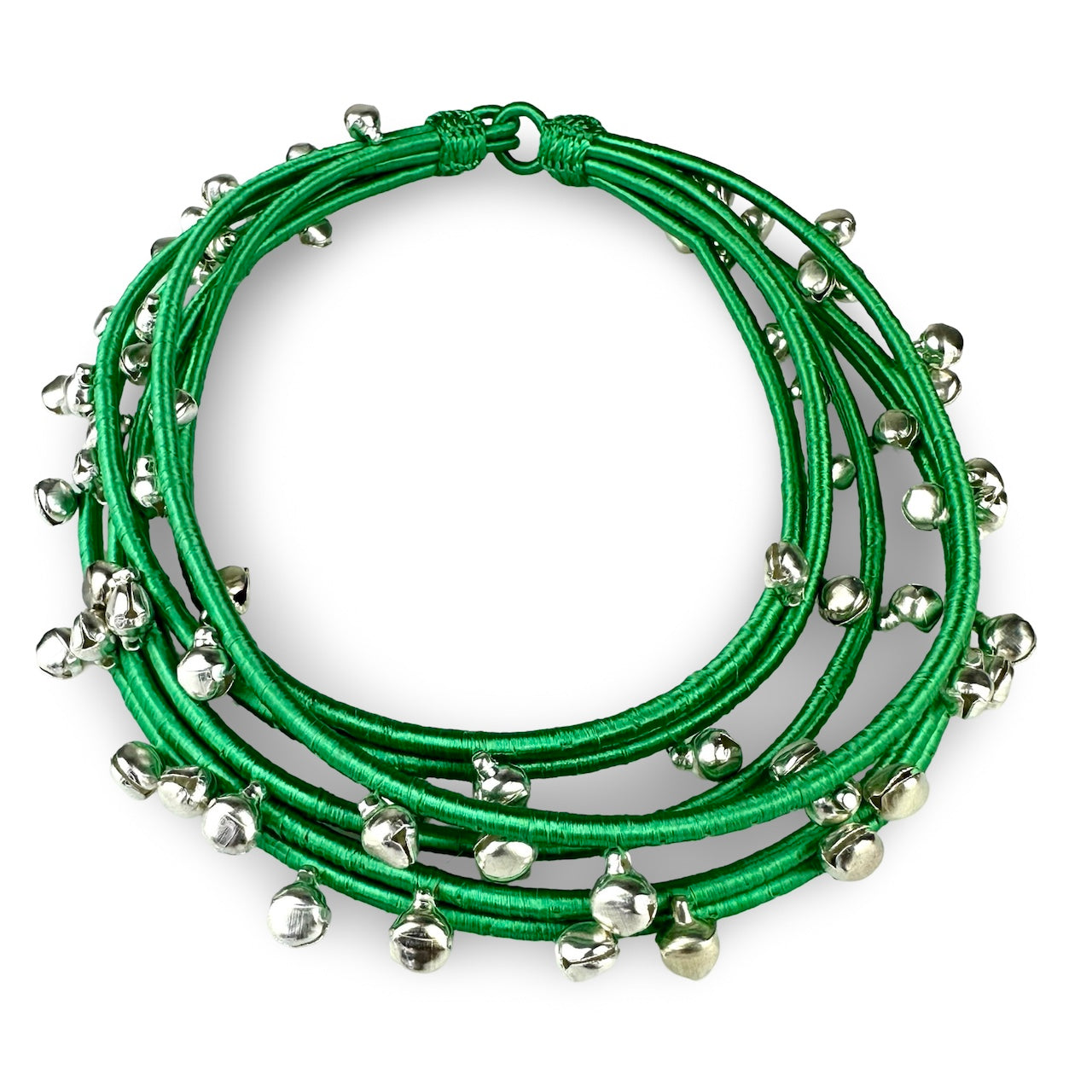 Die Halskette Africa besteht aus sechs unterschiedlich langen Halsbändern, hergestellt aus einem marokkanischen Garn namens "Sfifa". Länge: 55 cm. An jeder Kette hängen 70 kleine Glocken. Die Berber-Frauen tragen ihren Schmuck traditionell, um sich gestärkt zu fühlen oder als spirituellen Schutz. Handgefertigt in Marokko.