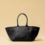 The Shoulder Bag ORIGINAL by LABEL17 is a timeless piece, crafted from fine, vegetable-tanned nappa leather and hand-braided. It features a zipper closure and a convenient interior pocket for your essentials.