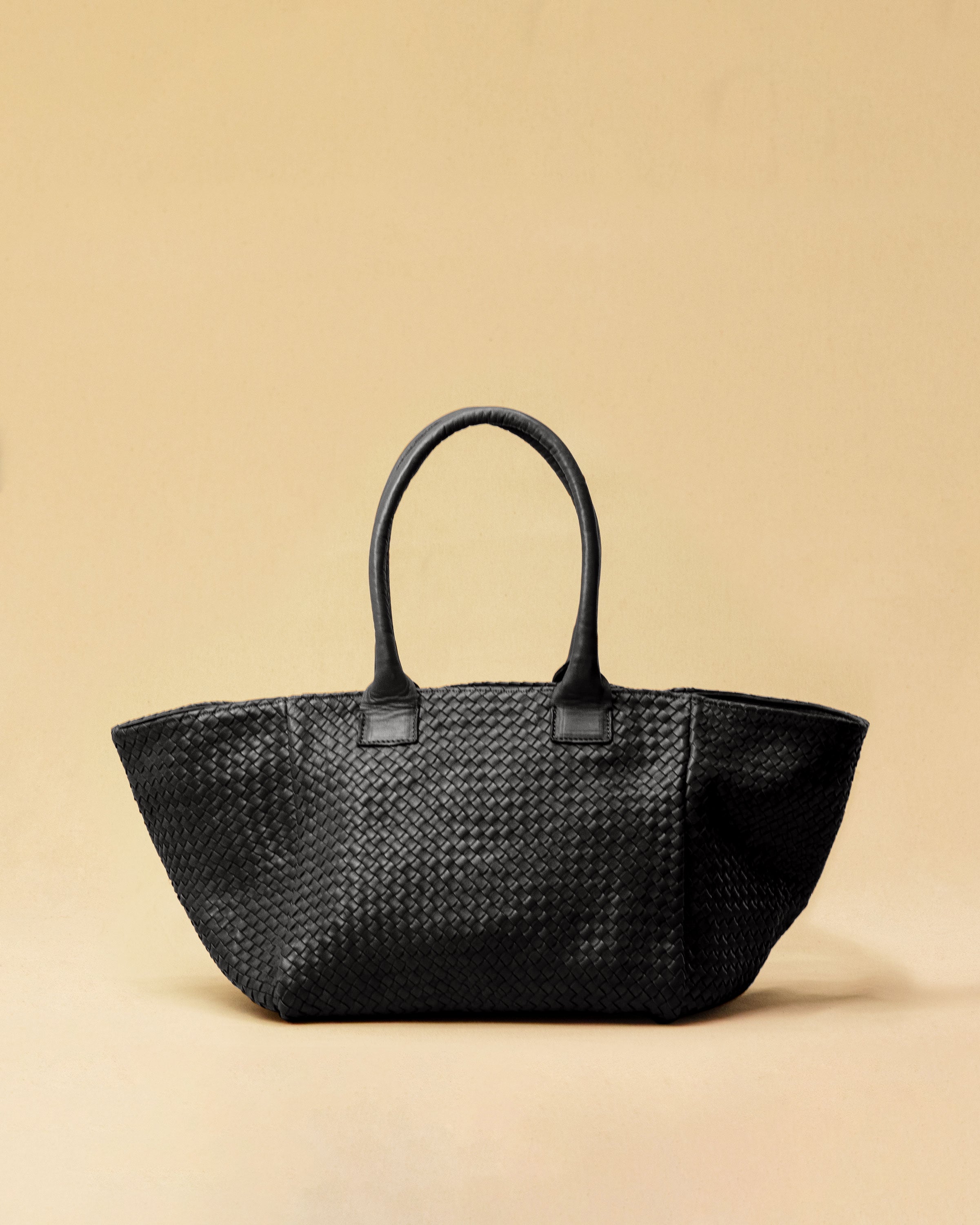 The Shoulder Bag ORIGINAL by LABEL17 is a timeless piece, crafted from fine, vegetable-tanned nappa leather and hand-braided. It features a zipper closure and a convenient interior pocket for your essentials.