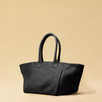 The Shoulder Bag ORIGINAL by LABEL17 is a timeless piece, crafted from fine, vegetable-tanned nappa leather and hand-braided. It features a zipper closure and a convenient interior pocket for your essentials.