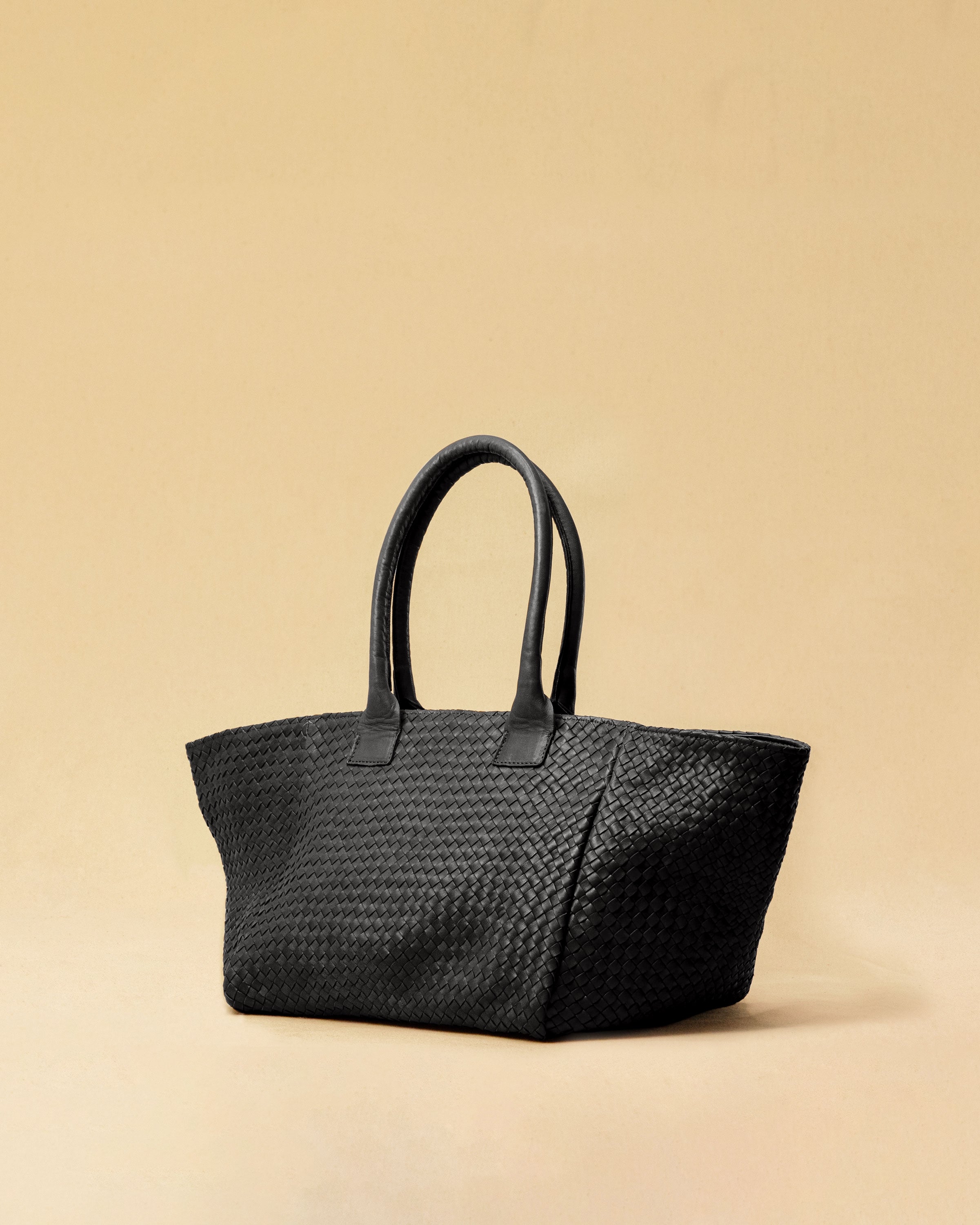 The Shoulder Bag ORIGINAL by LABEL17 is a timeless piece, crafted from fine, vegetable-tanned nappa leather and hand-braided. It features a zipper closure and a convenient interior pocket for your essentials.