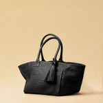 The Shoulder Bag ORIGINAL by LABEL17 is a timeless piece, crafted from fine, vegetable-tanned nappa leather and hand-braided. It features a zipper closure and a convenient interior pocket for your essentials.