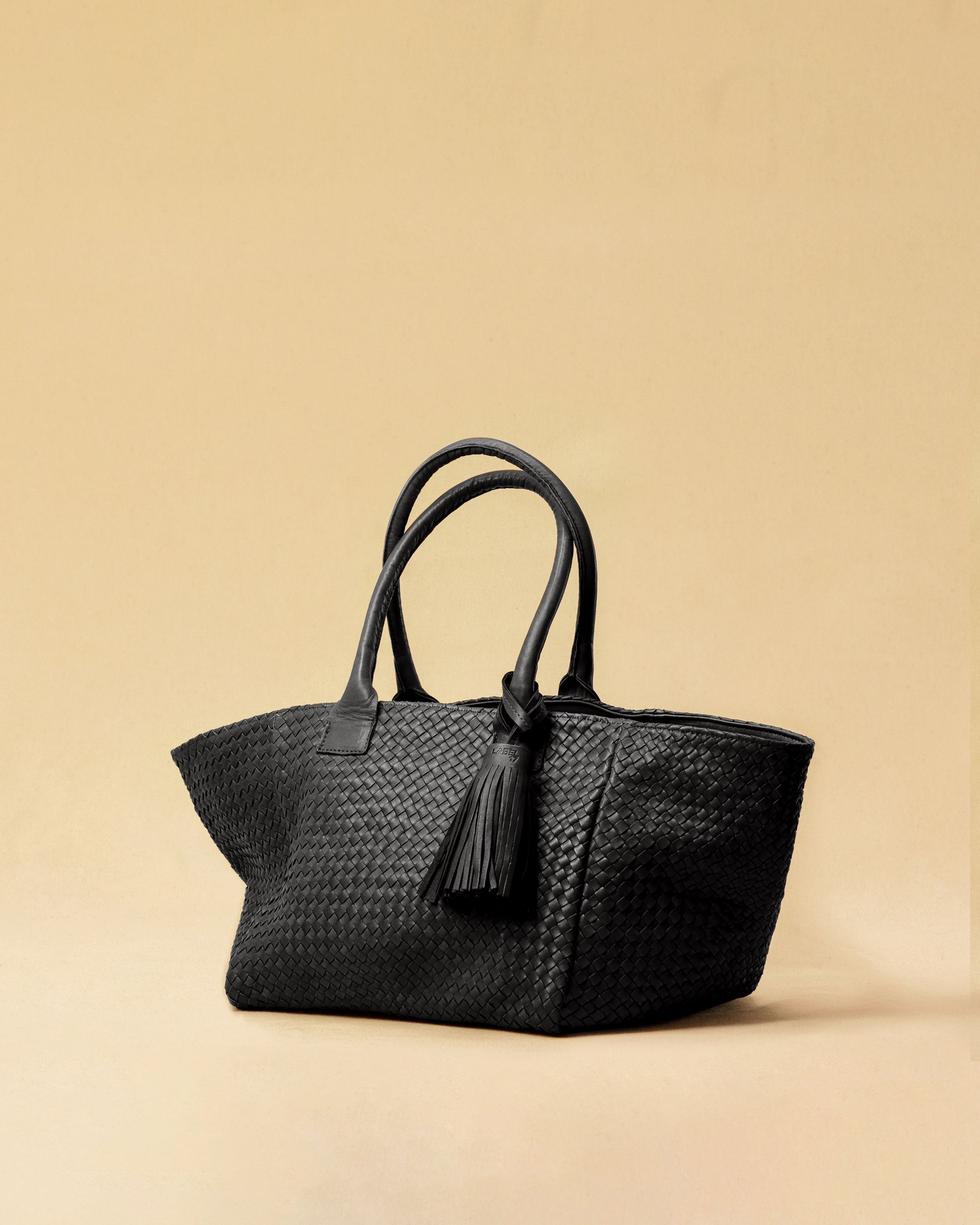 The Shoulder Bag ORIGINAL by LABEL17 is a timeless piece, crafted from fine, vegetable-tanned nappa leather and hand-braided. It features a zipper closure and a convenient interior pocket for your essentials.