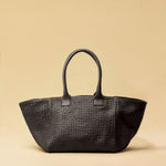 The Shoulder Bag ORIGINAL by LABEL17 is a timeless piece, crafted from fine, vegetable-tanned nappa leather and hand-braided. It features a zipper closure and a convenient interior pocket for your essentials.