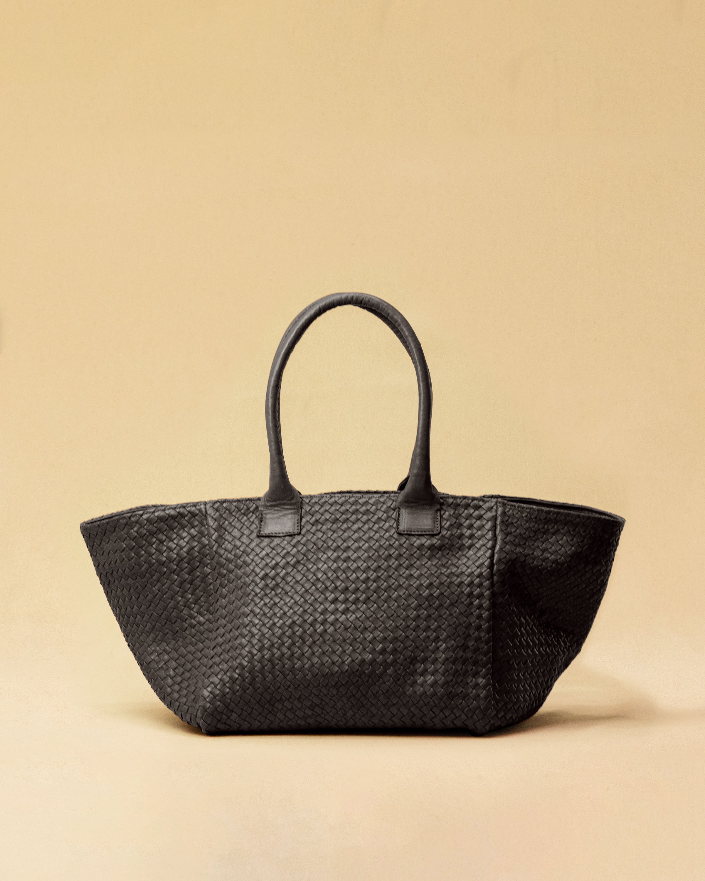 The Shoulder Bag ORIGINAL by LABEL17 is a timeless piece, crafted from fine, vegetable-tanned nappa leather and hand-braided. It features a zipper closure and a convenient interior pocket for your essentials.