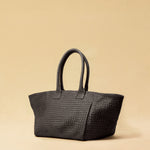 The Shoulder Bag ORIGINAL by LABEL17 is a timeless piece, crafted from fine, vegetable-tanned nappa leather and hand-braided. It features a zipper closure and a convenient interior pocket for your essentials.
